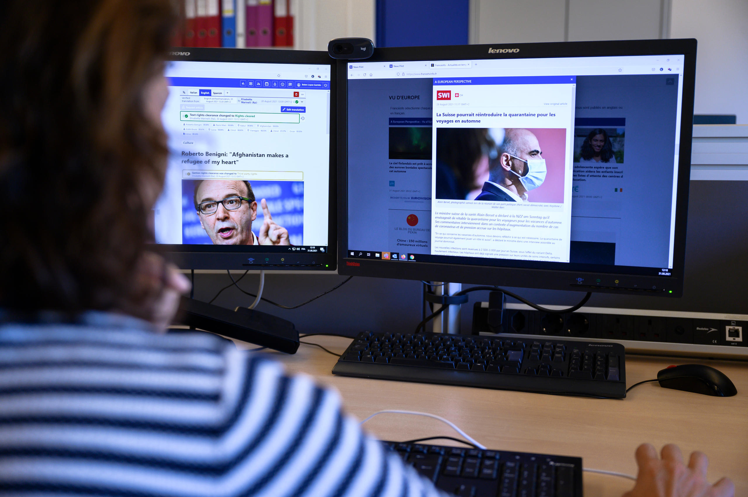 Verschwommene Person die auf dem Bildschirm EBU News ansieht