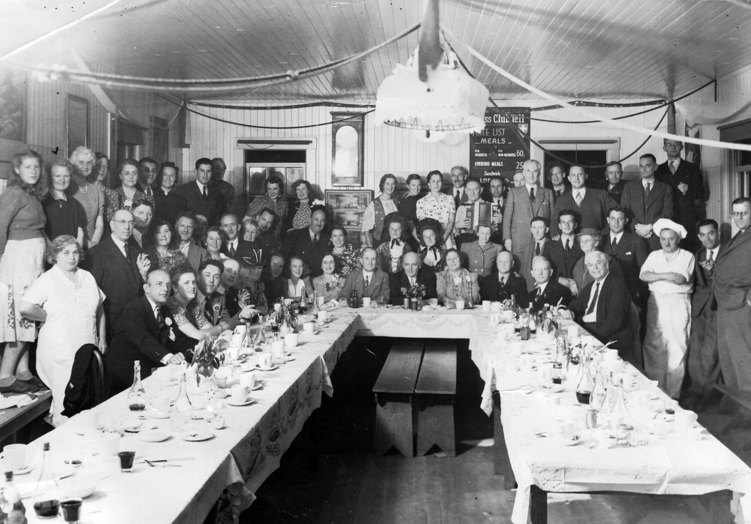 gruppo di gente in posa dietro a un tavolo in una foro in bianco e nero