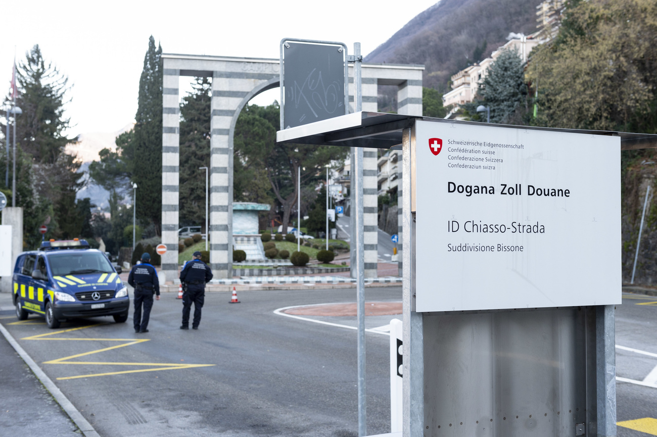 cartello con scritta dogana in italiano, francese e tedesco.