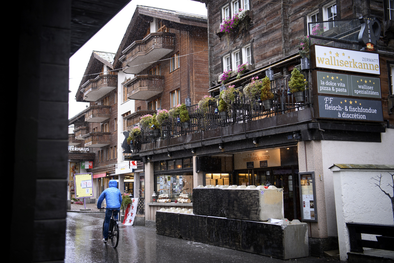 Il ristorante incriminato con i blocchi di cemento davanti all ingresso.