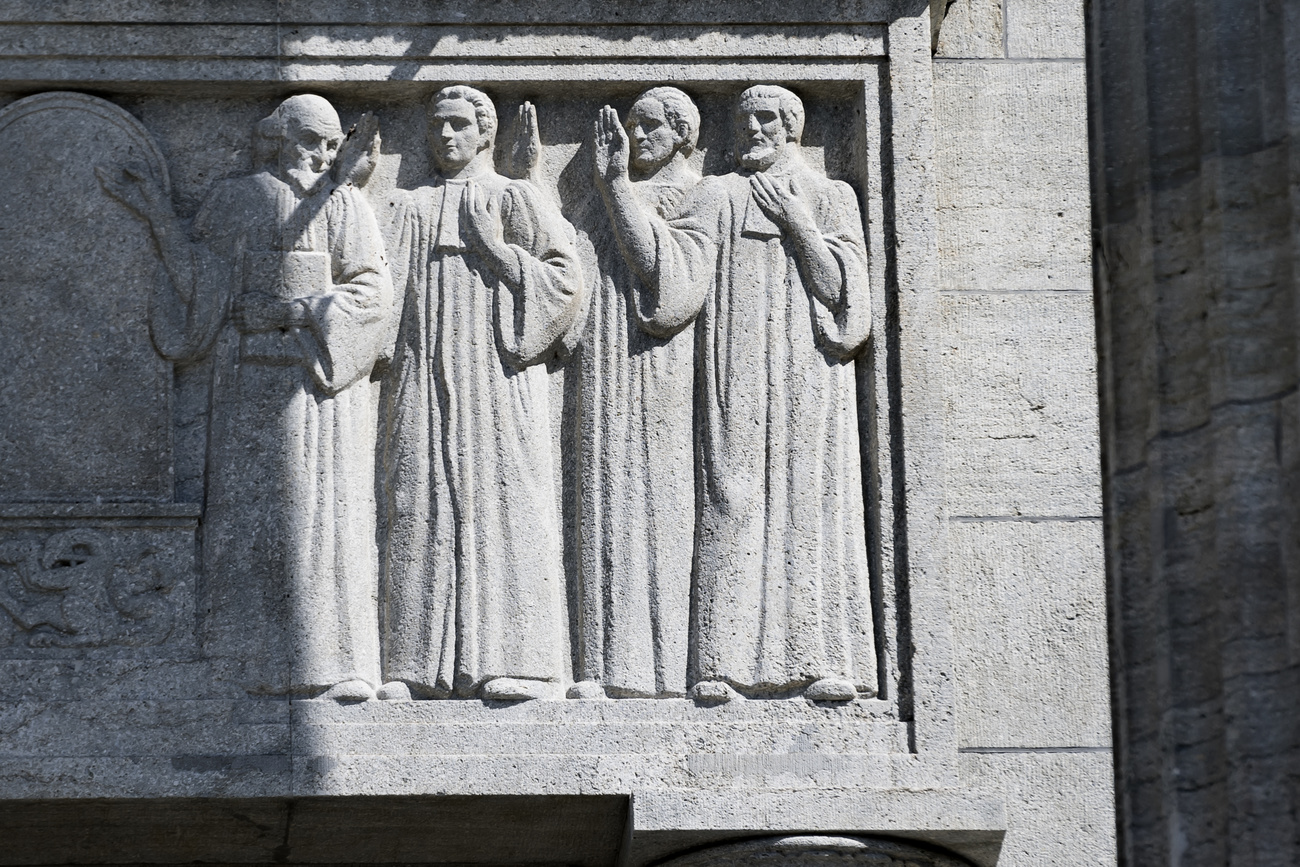 scultura con giudici