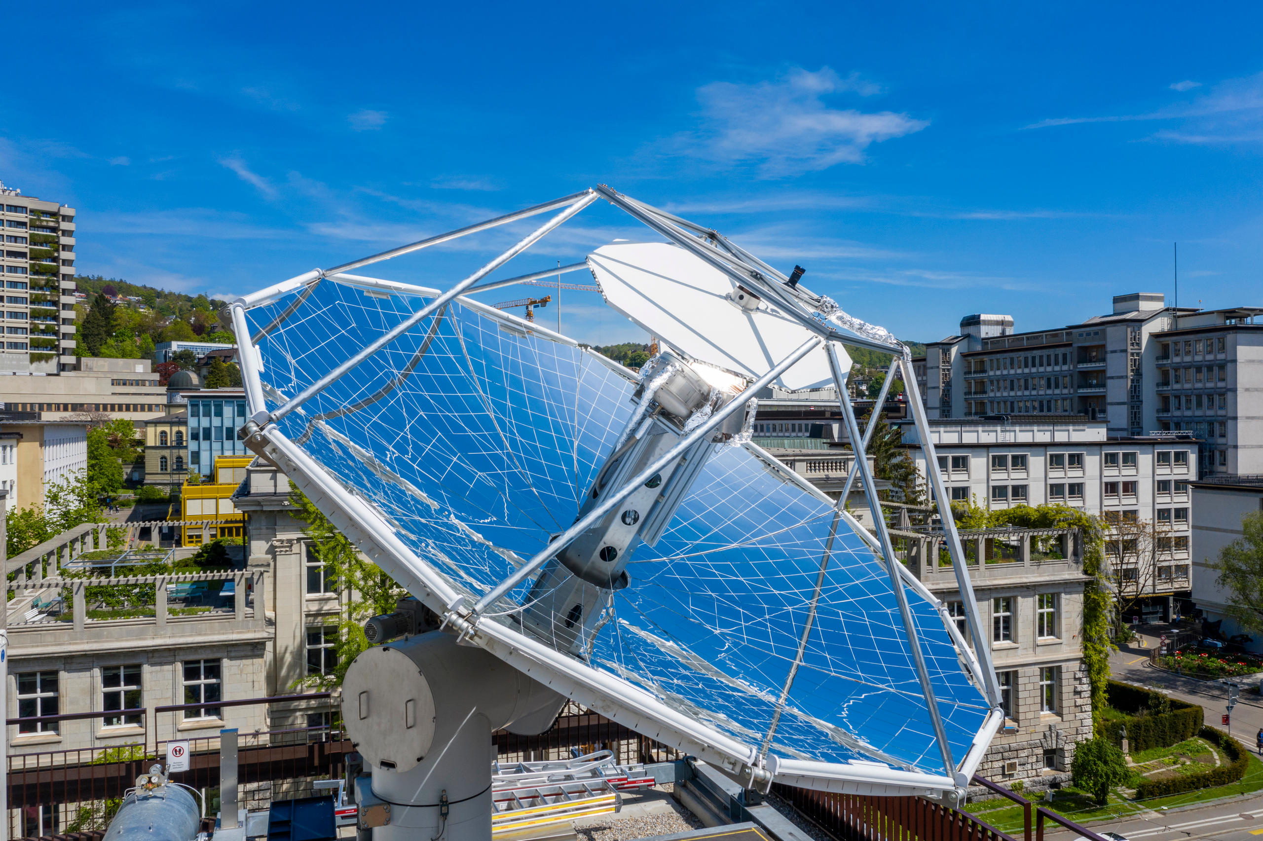 Pequeña instalación solar en el tejado de la Universidad de EPFZ de Zúrich.