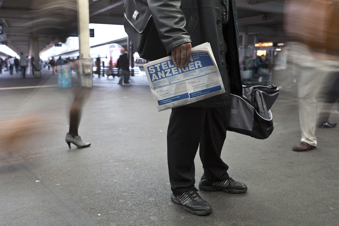 رجل يحمل ورقة مع اعلانات وظيفية
