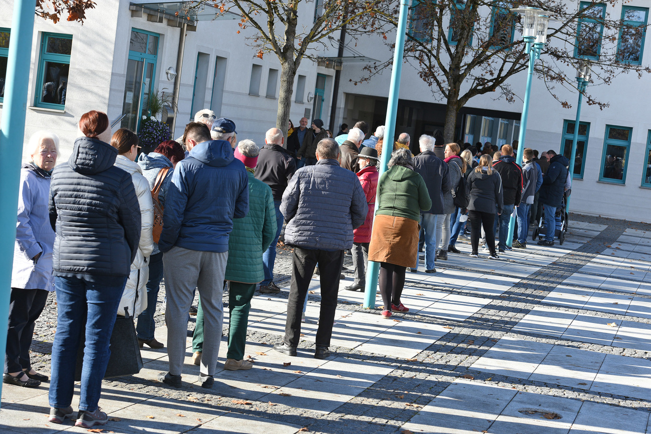 Gente in fila in attesa di essere vaccinata.
