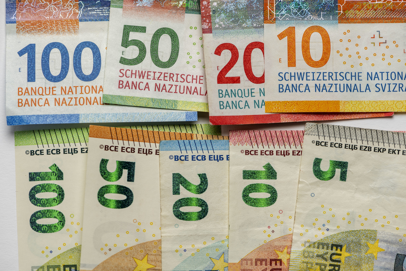 Banconote svizzere insieme a banconote europee