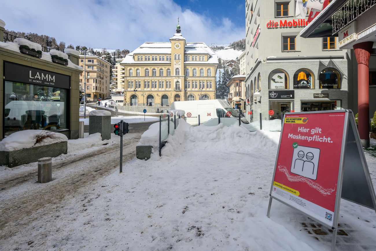 Calle desierta en población montañosa y nevada