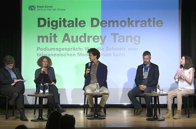 瑞士公民技術專家(左起):Alessia Neuroni、Anna Schindler、Marcel Salathé和Nikki Böhler對唐鳳的解釋印象深刻,主持人Nicola Forster(中)也是如此。