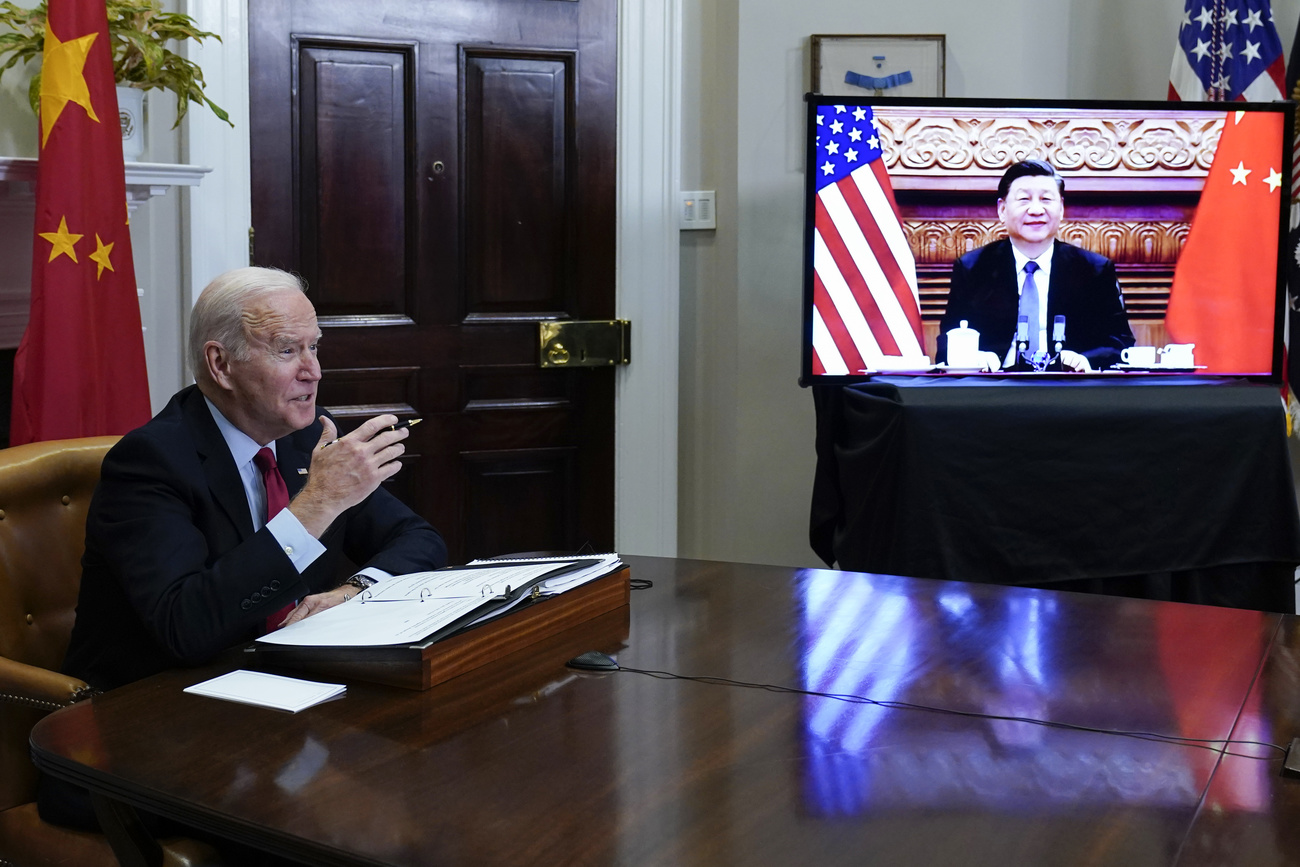 Joe Biden e nel video Xi Jinping
