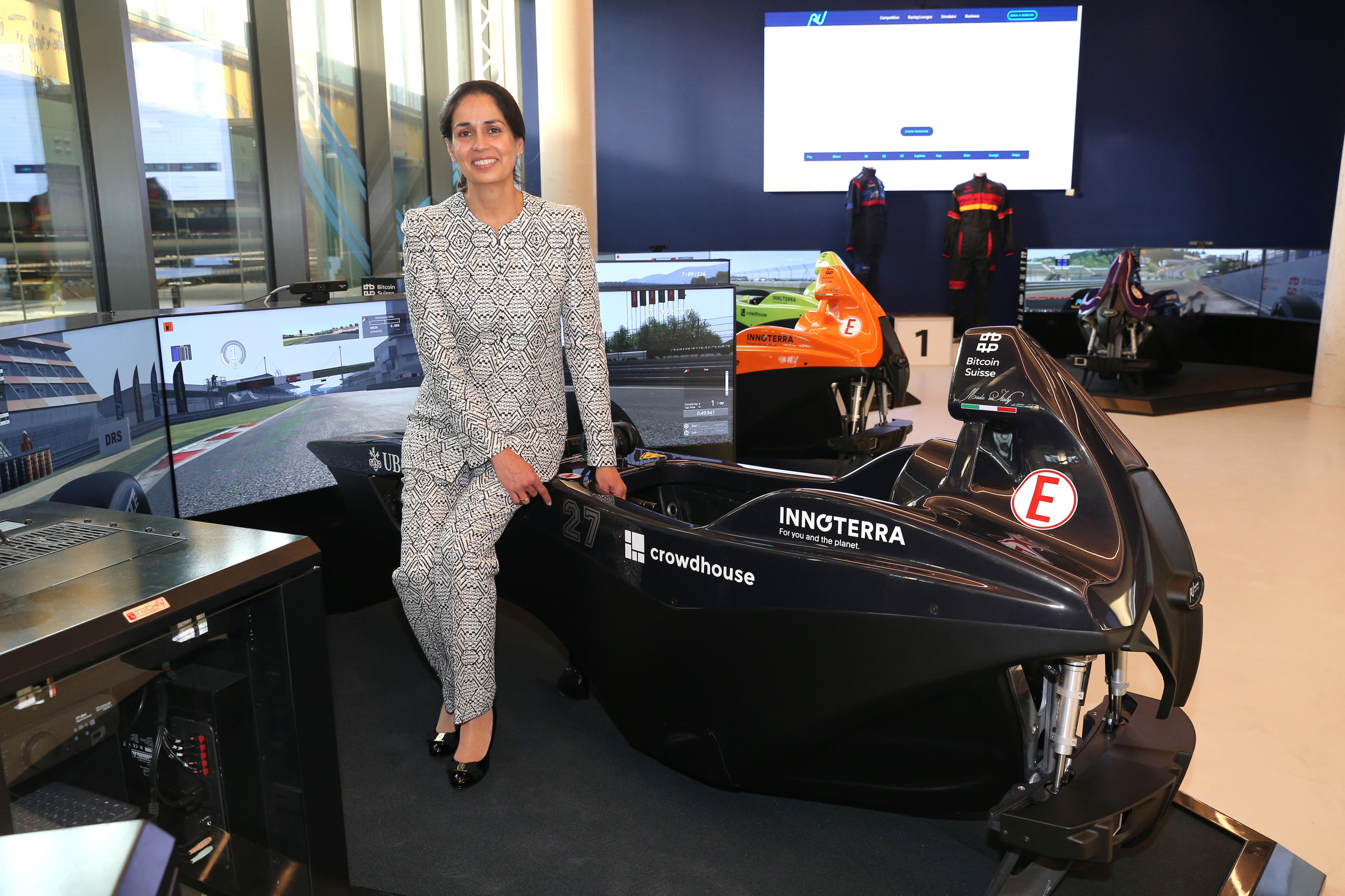 Frau mit einem Formel-1-Simulator