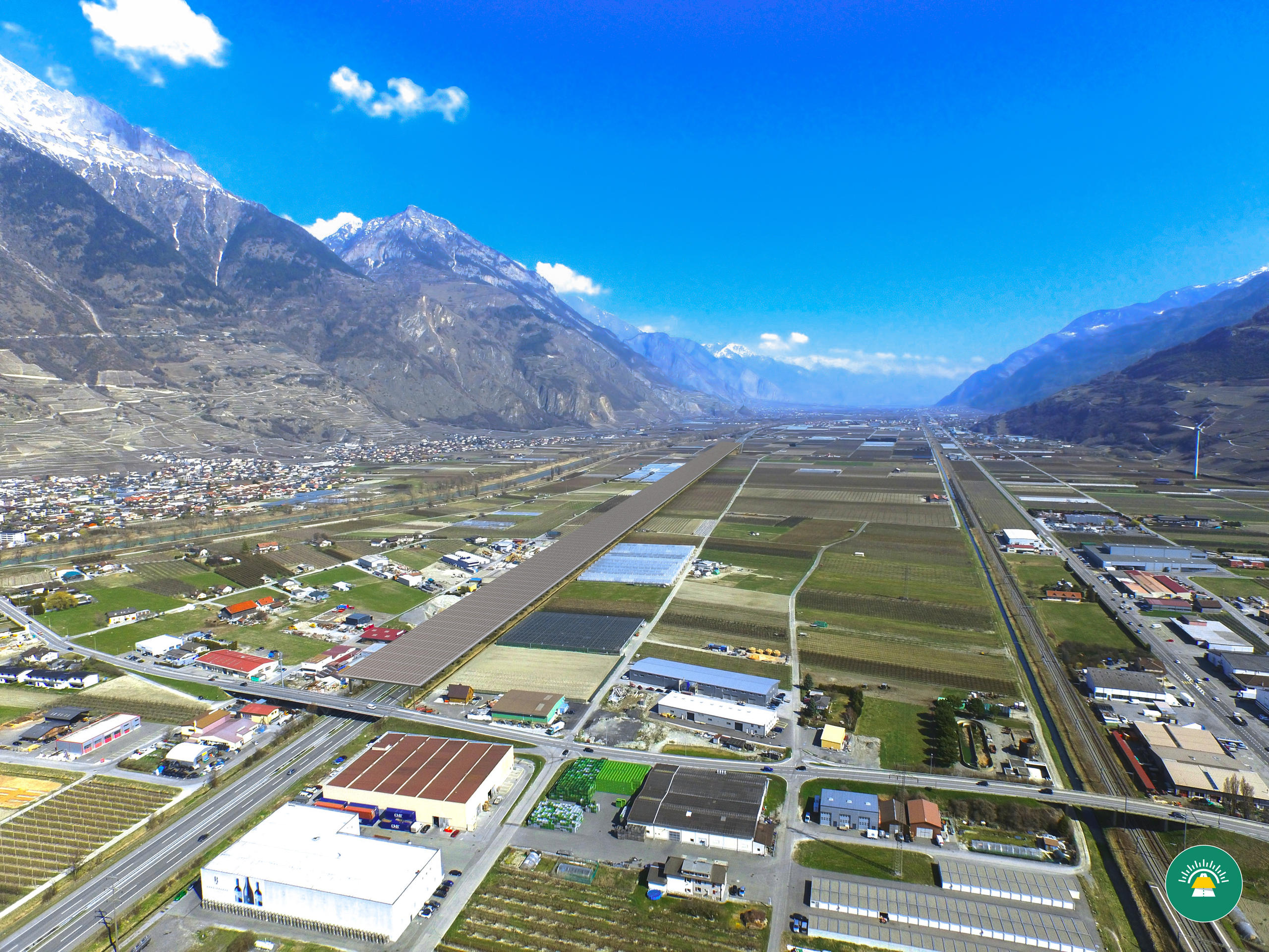 瑞士南部城市马提尼附近计划在高速公路上架设太阳能电池板,这是艺术家展现的这一试点项目。