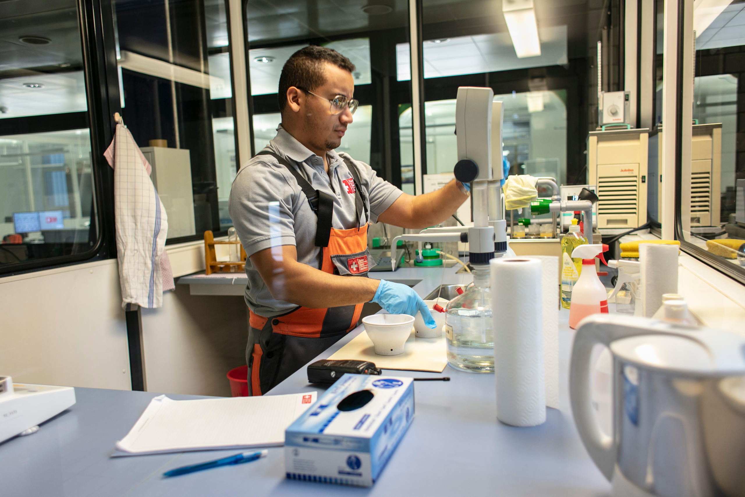 uomo in laboratorio