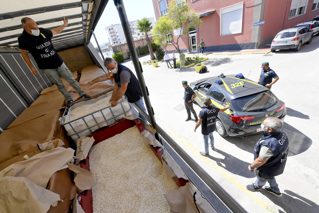 Finanzieri napoletani durante il sequestro a Salerno.
