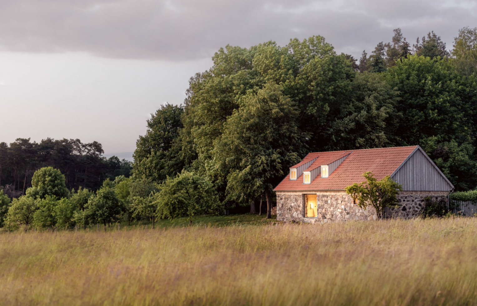 Stall in Landschaft