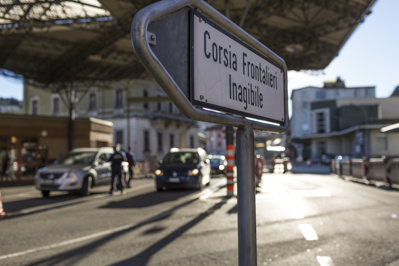 CArtello stradale a Chiasso con scritto Corsia frontalieri inagibile