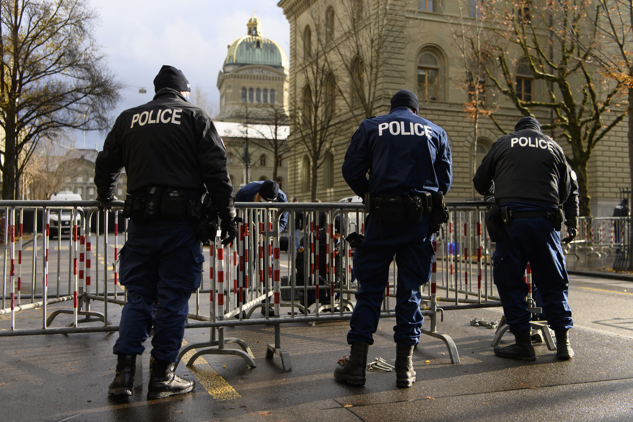 Guardias colocan enrejado frente al Palacio Federal