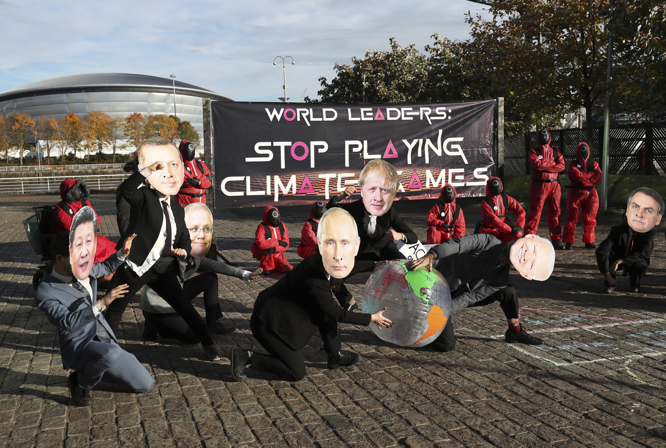 manifestanti con maschere di capi di stato
