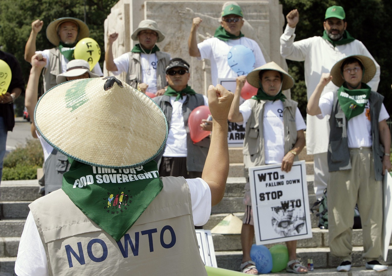 2006年40名韩国农民在日内瓦世贸组织门前举行示威