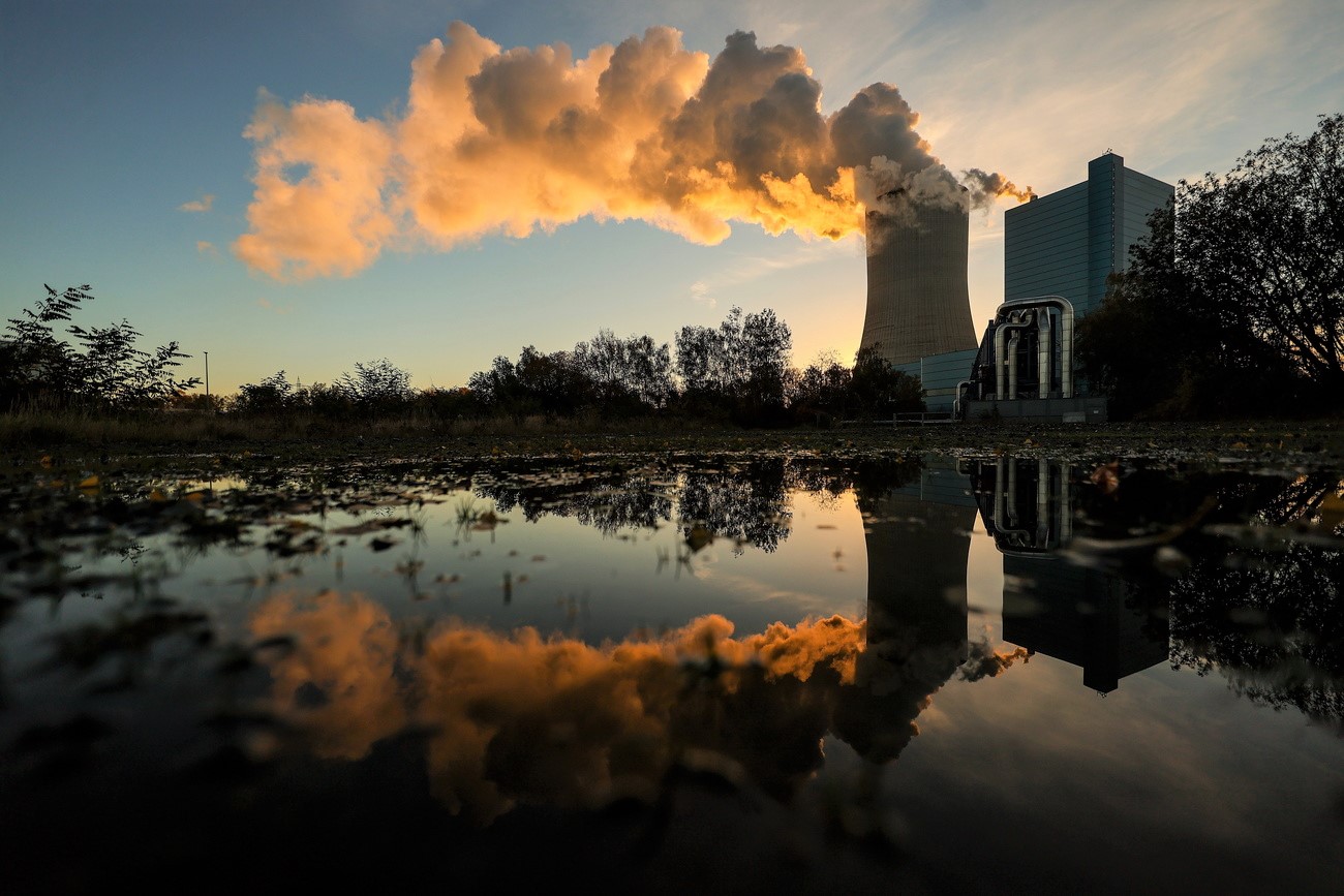 fumo che esce da una ciminiera di una centrale a carbone