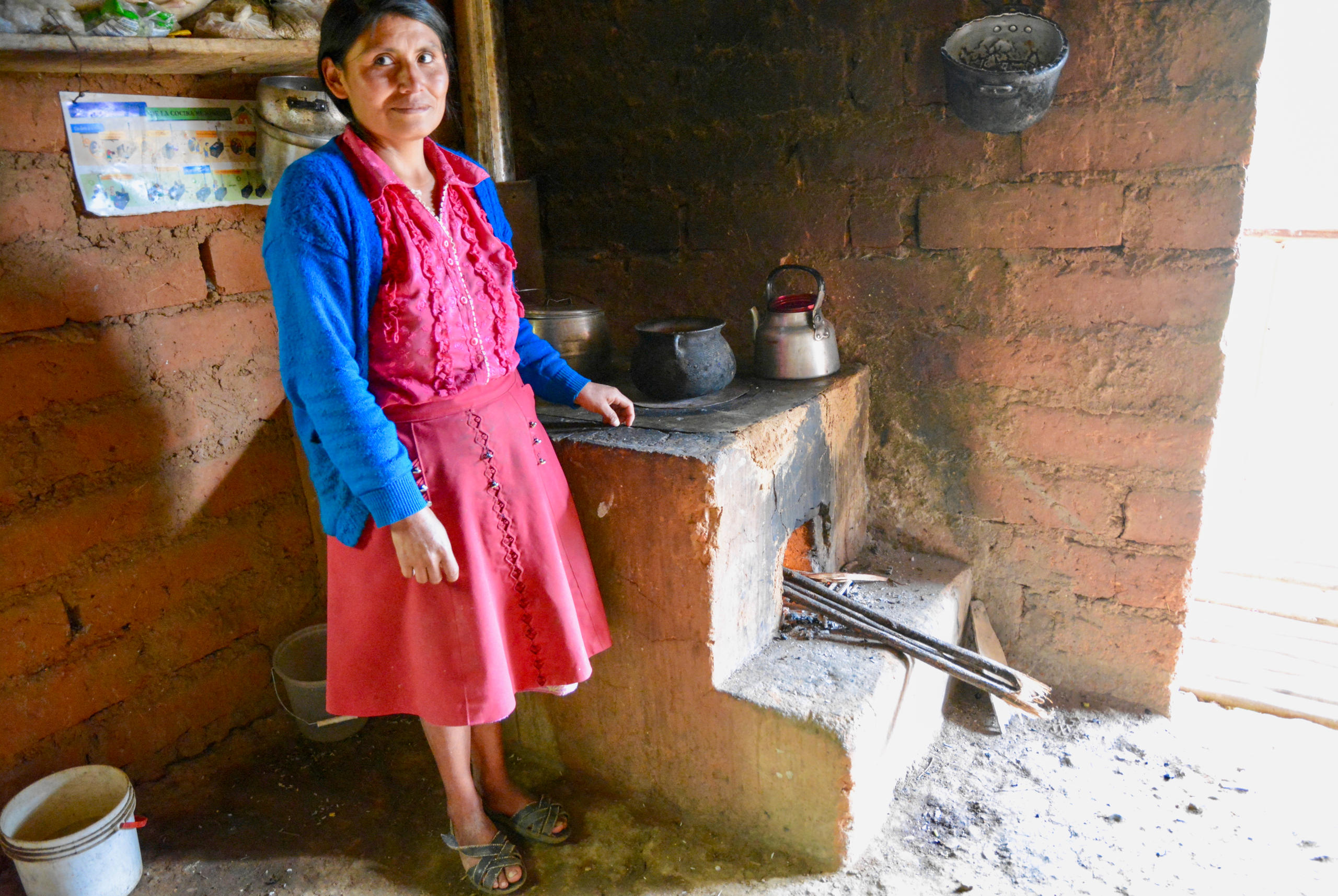 Mujer junto a horno de adobe