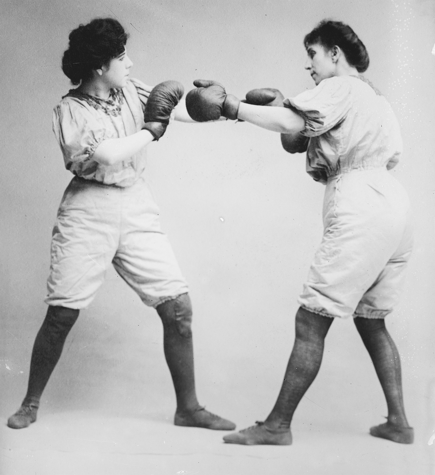 Deux femmes de la fin du 19e siècle en train de boxer.