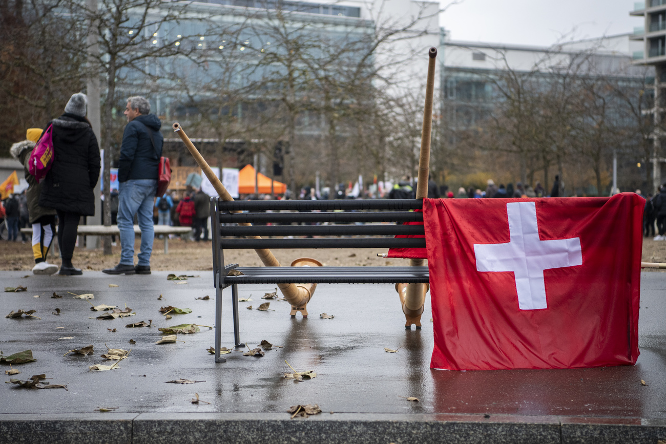 Schweizer Fahne im Regen