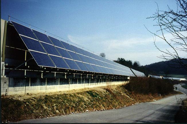 Eine Fotovoltaikanlage an der Fassade einer Lärmschutzwand an der Autobahn