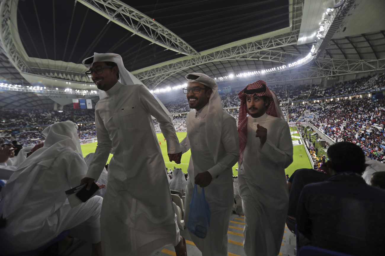 Tre qatarioti in primo piano nel giorno dell inaugurazione dello stadio Al Janoub a Doha.