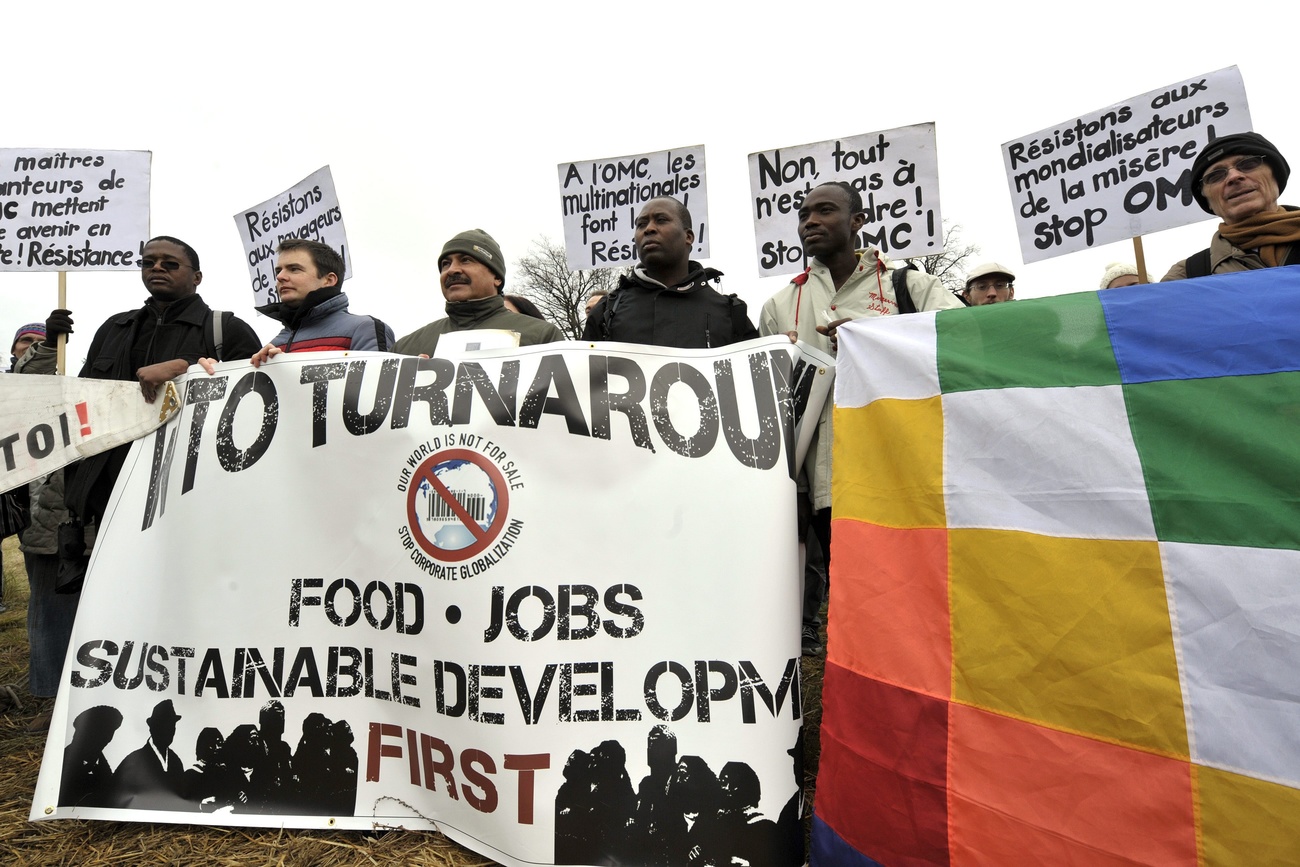gente che protesta con cartelloni