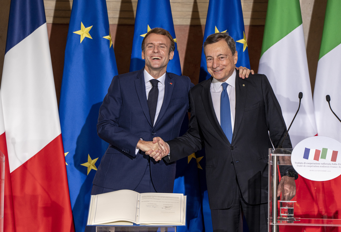Sorridenti Emmanuel Macron e Mario Draghi