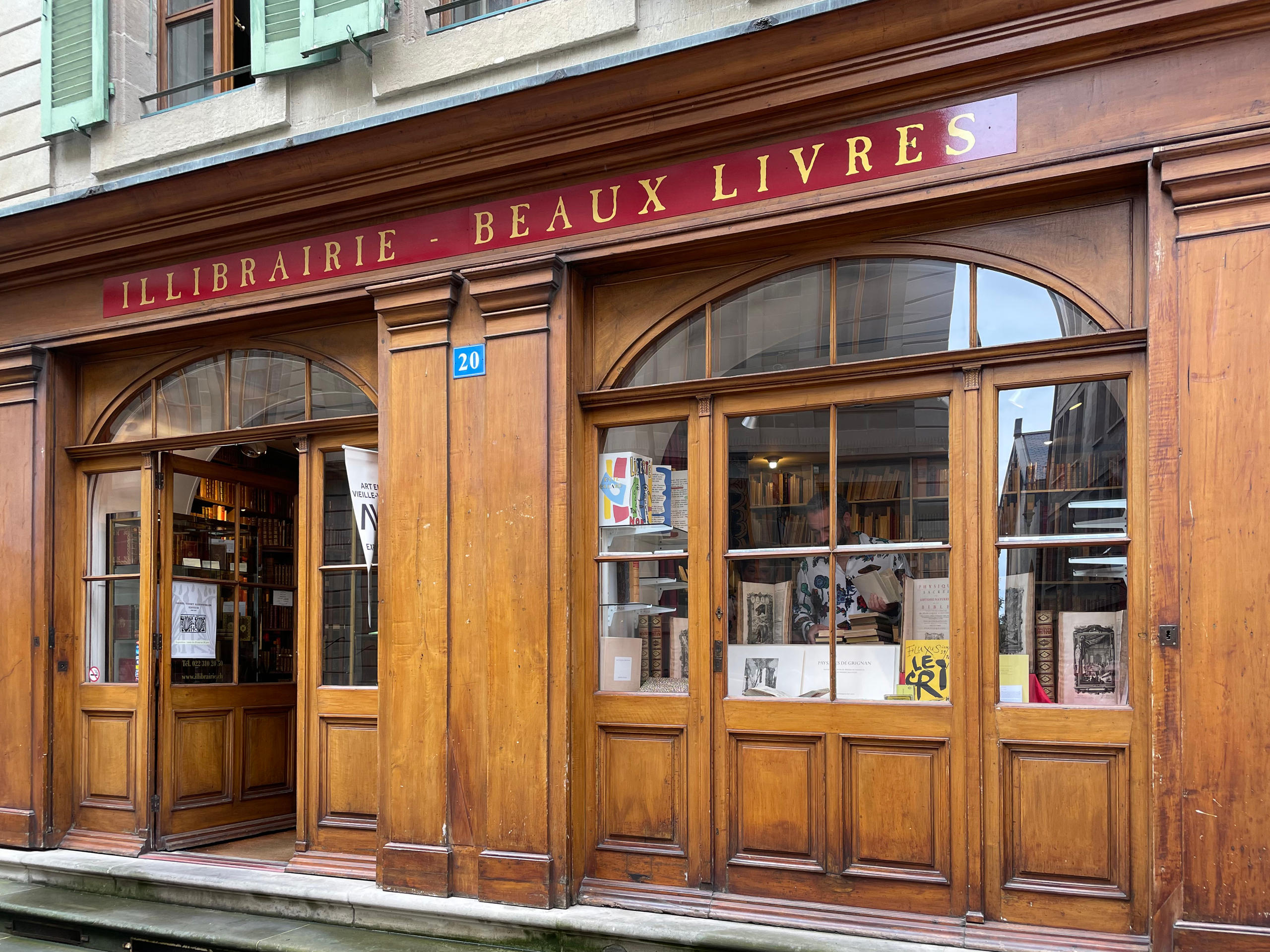 今から約20年前、ジュネーブの大通りグラン・リュには、まだ他に6軒の書店があった。今では営業中の店はイリブレリーだけになってしまった