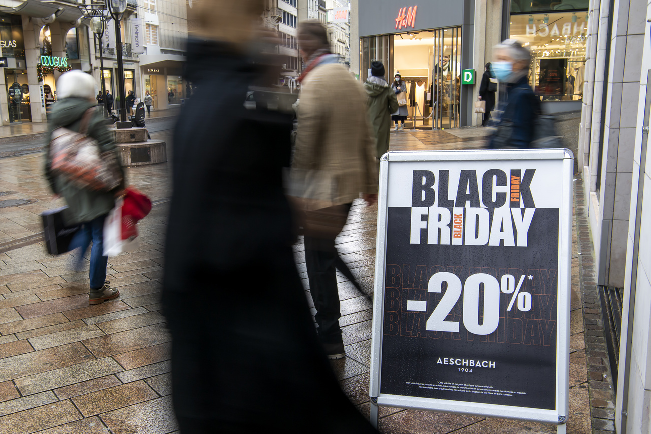 Rue avec pancarte Black Friday