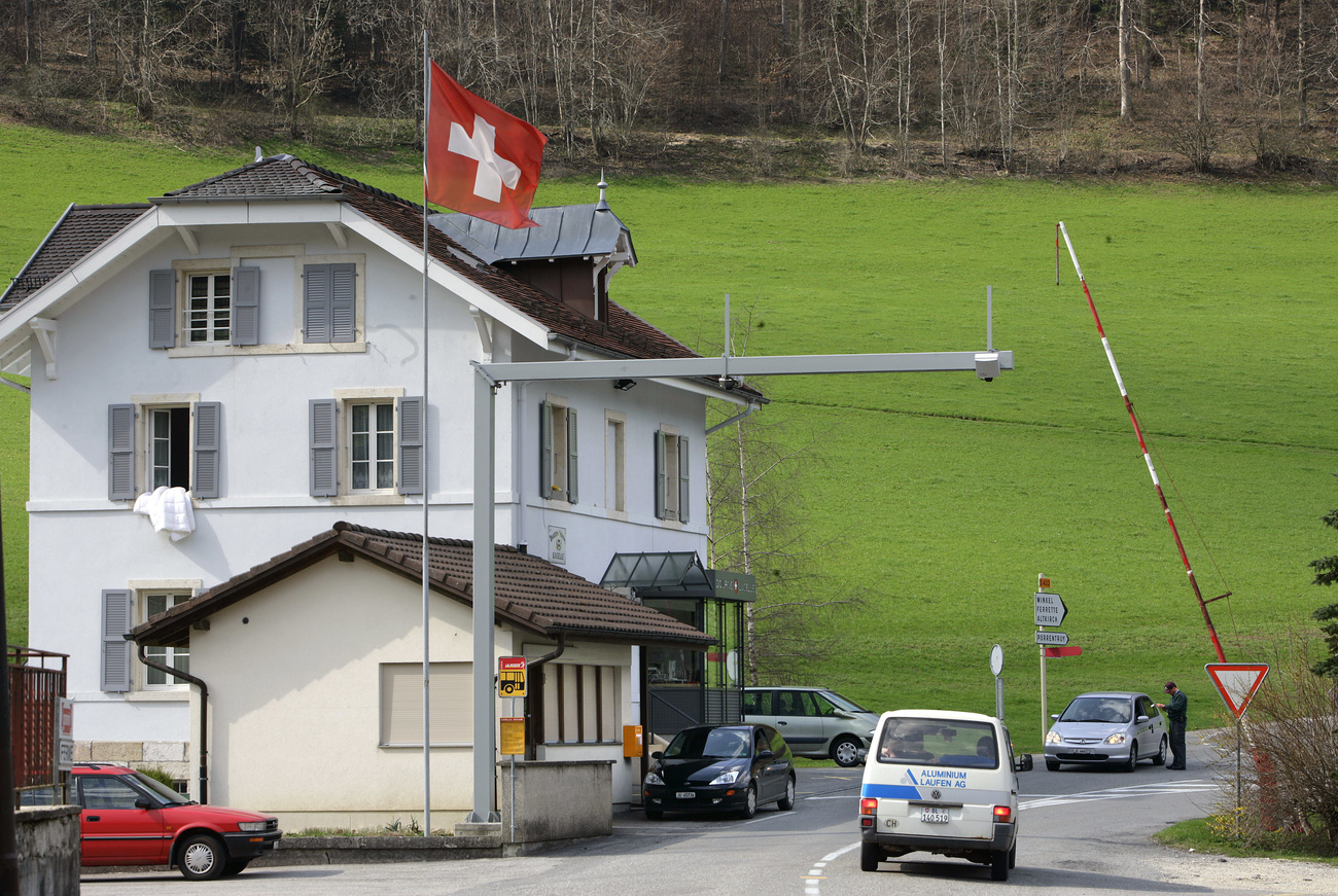 Il valico doganale di Lucelle forzato mercoledì sera dalla banda fuggita in Francia.