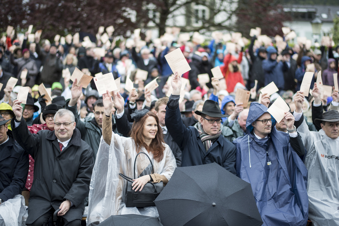 Abstimmende an der Landsgemeinde im Kanton Glarus.