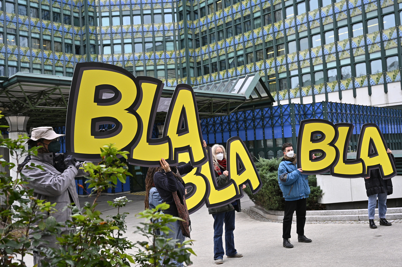 Demonstrierende halten Bla Bla Bla hoch