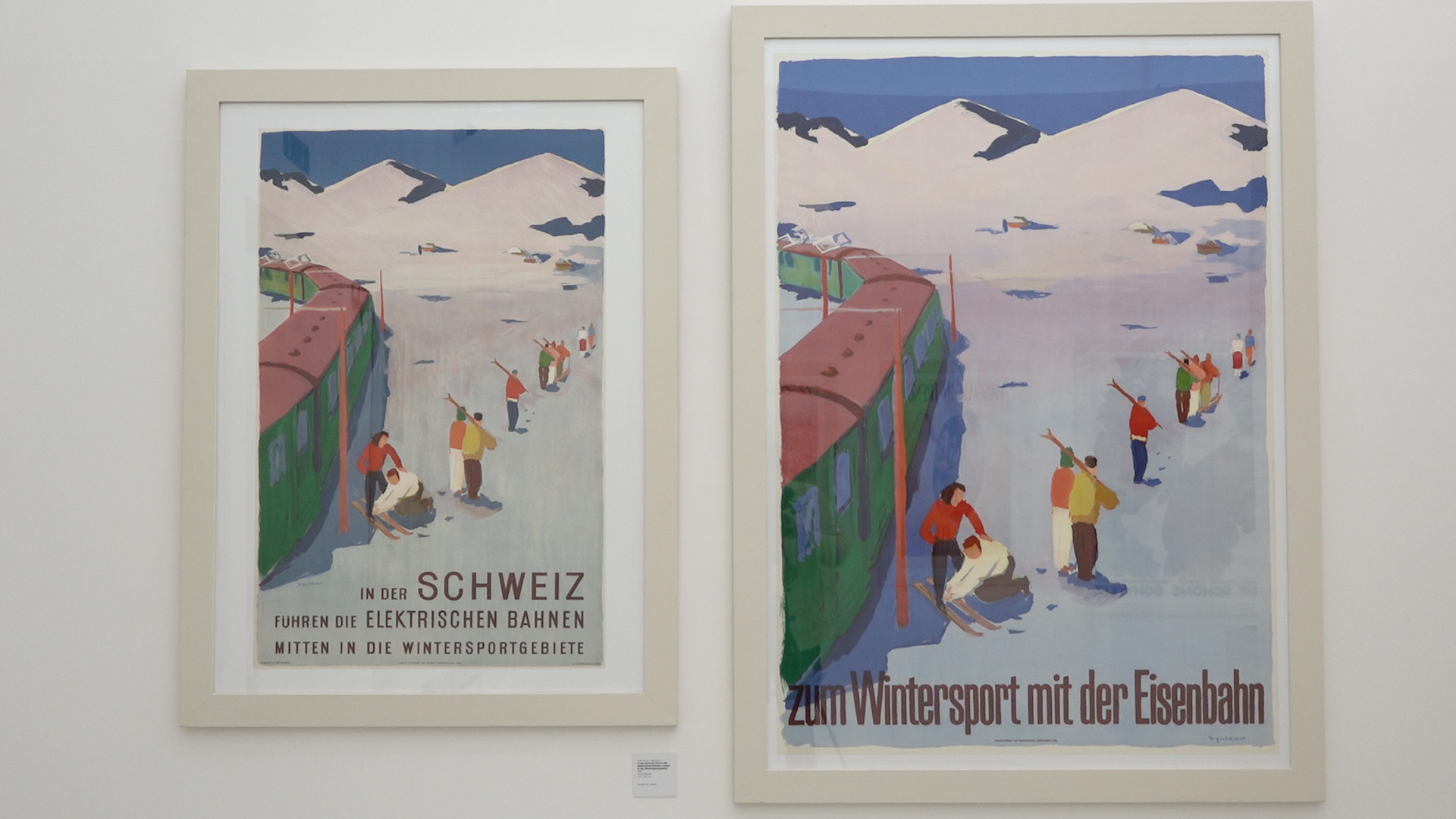 Due manifesti che invitano ad andare a sciare spostandosi in treno