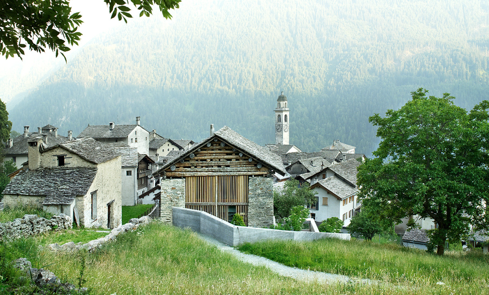 Village alpins avec des bâtiments en pierre