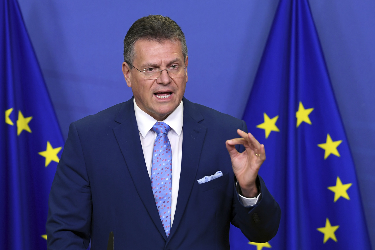 Maros Sefcovic mentre risponde alle domande dei giornalisti dopo l incontro con Ignazio Cassis.