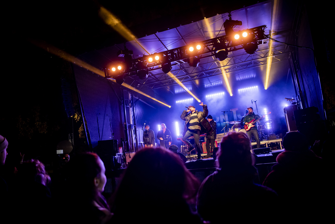 cantante canta sul palco