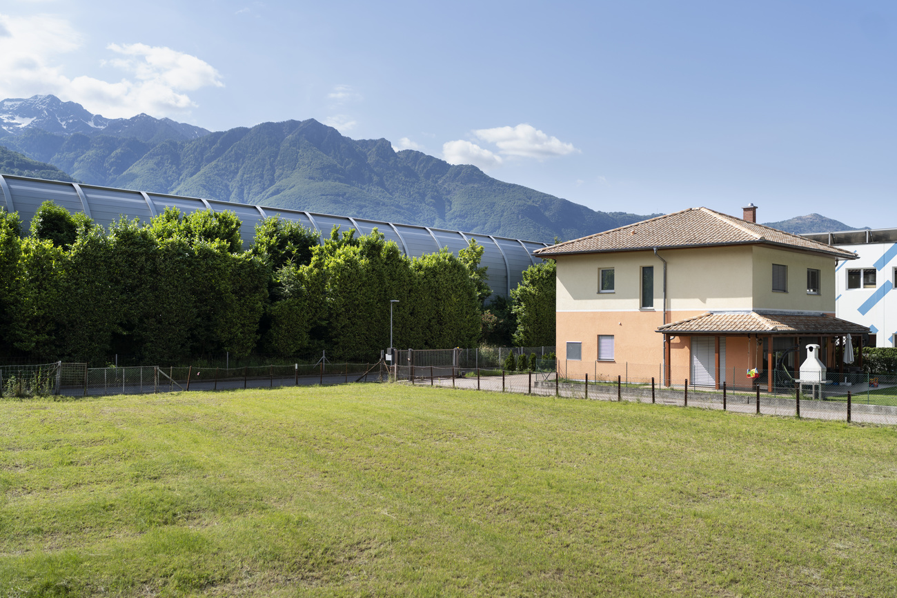 Haus neben leerem Grundstück