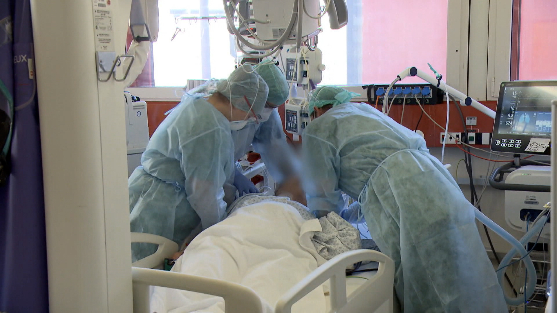 Nurses in intensive care