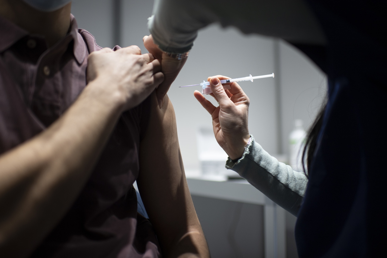 un homme se fait vacciner