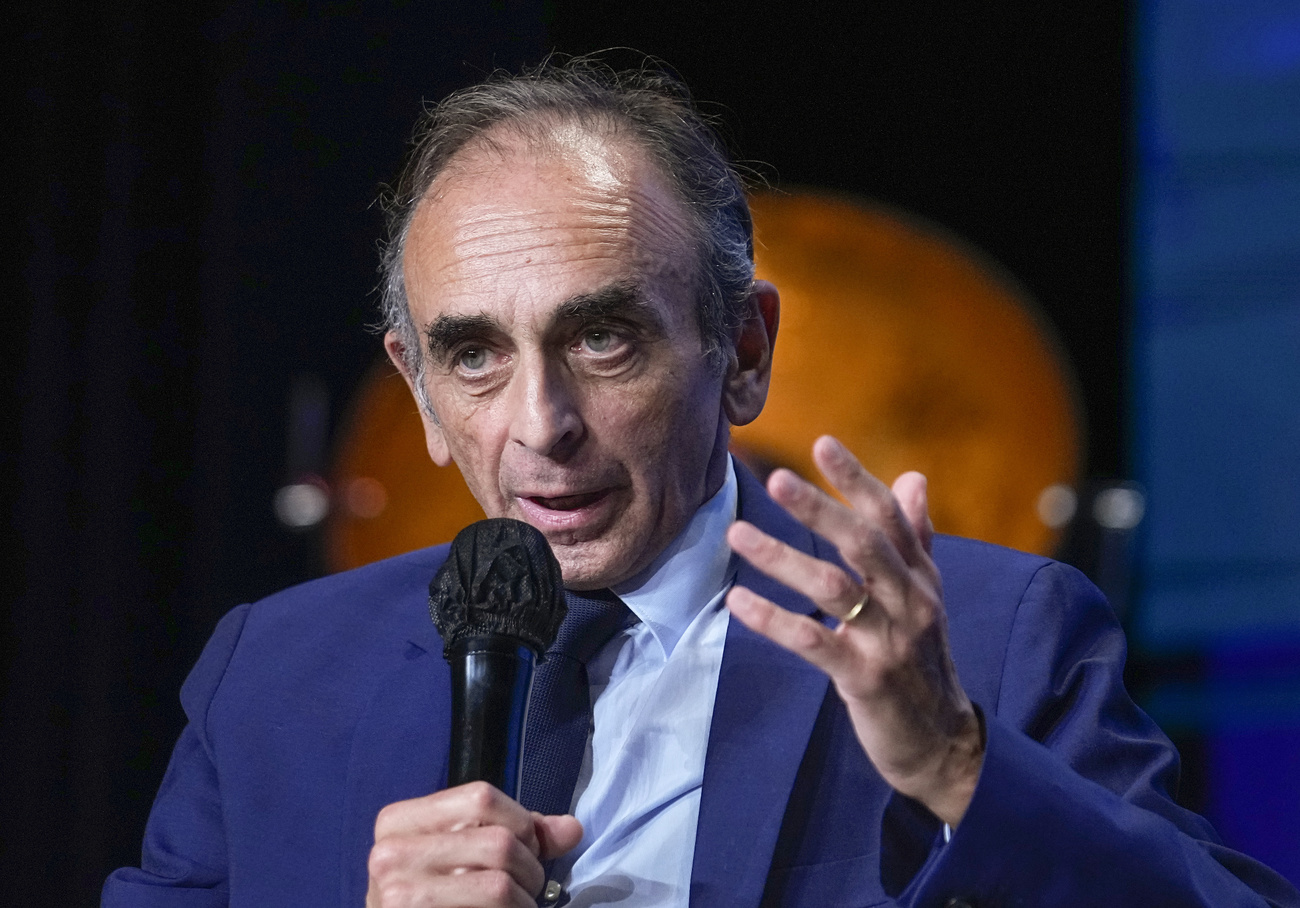 Eric Zemmour speaking with microphone