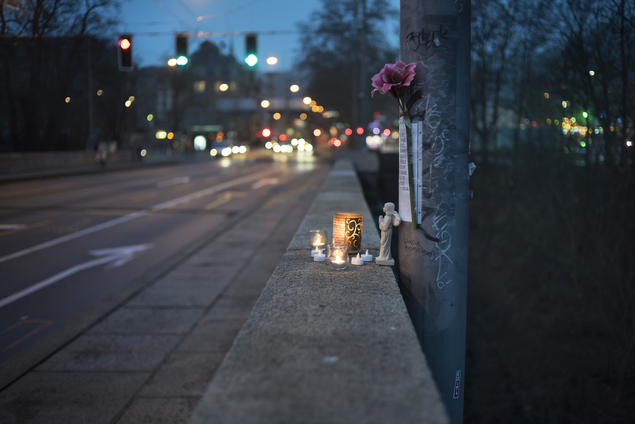 Candele accese sul parapetto di un ponte di Berna da dove qualcuno si è gettato nel vuoto.