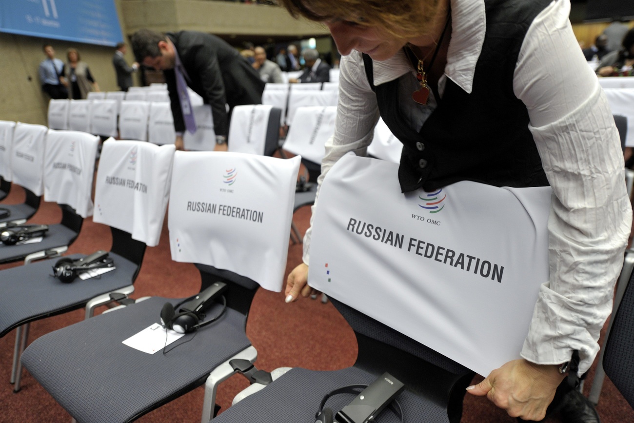 una donna aggiunge il nome della federazione russa su delle sedie