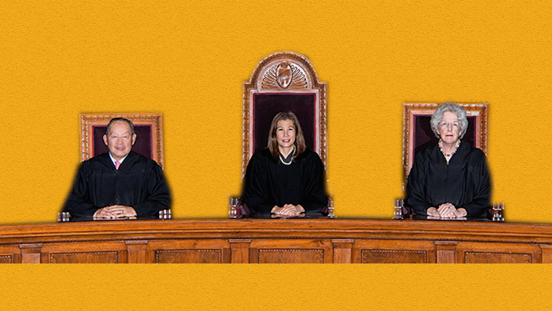 قاضيتنا وقاض جالسون على مقاعدهم داخل قاعة محكمة