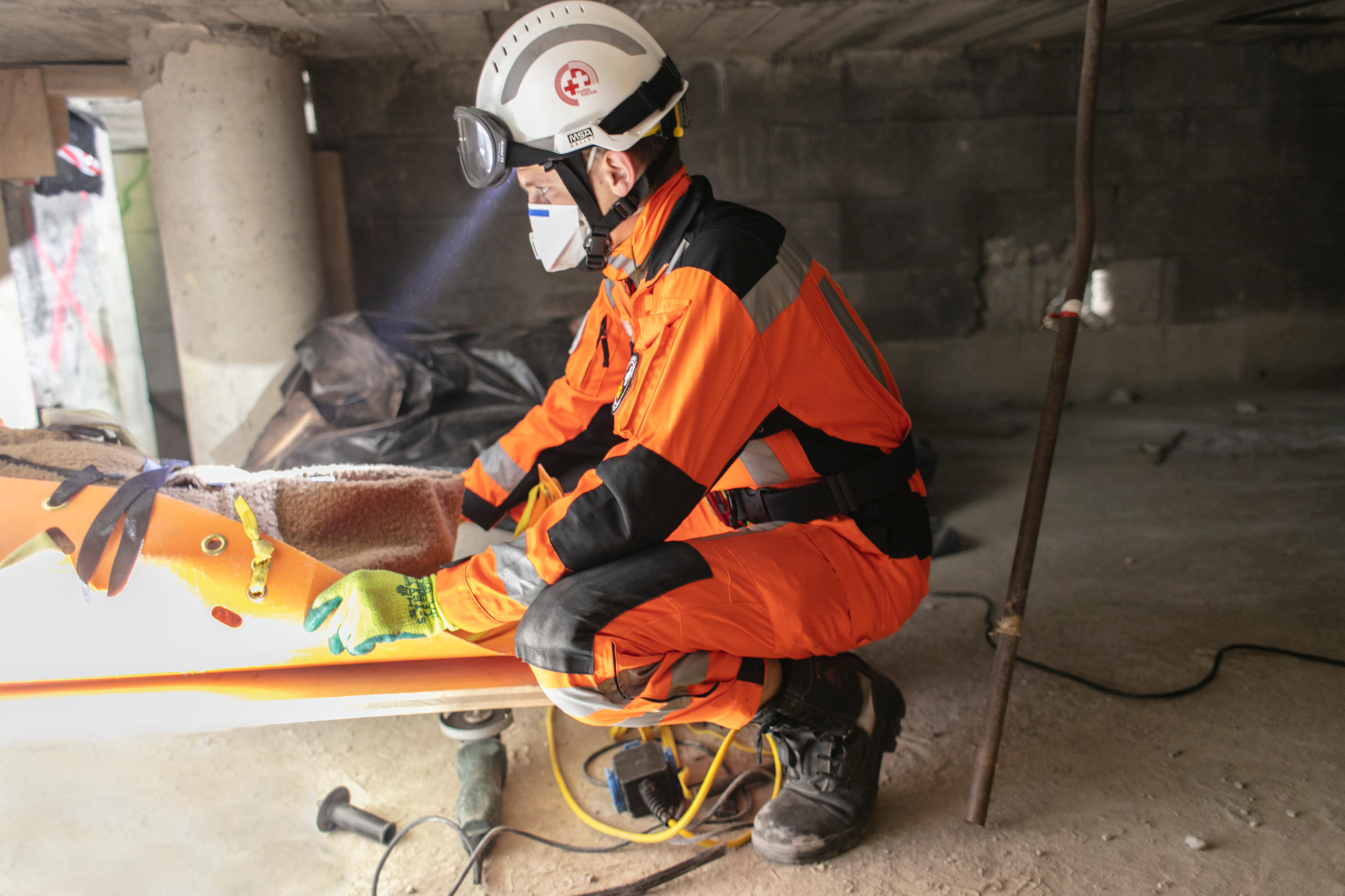 Trabajando bajo los escombros de un edificio derrumbado.