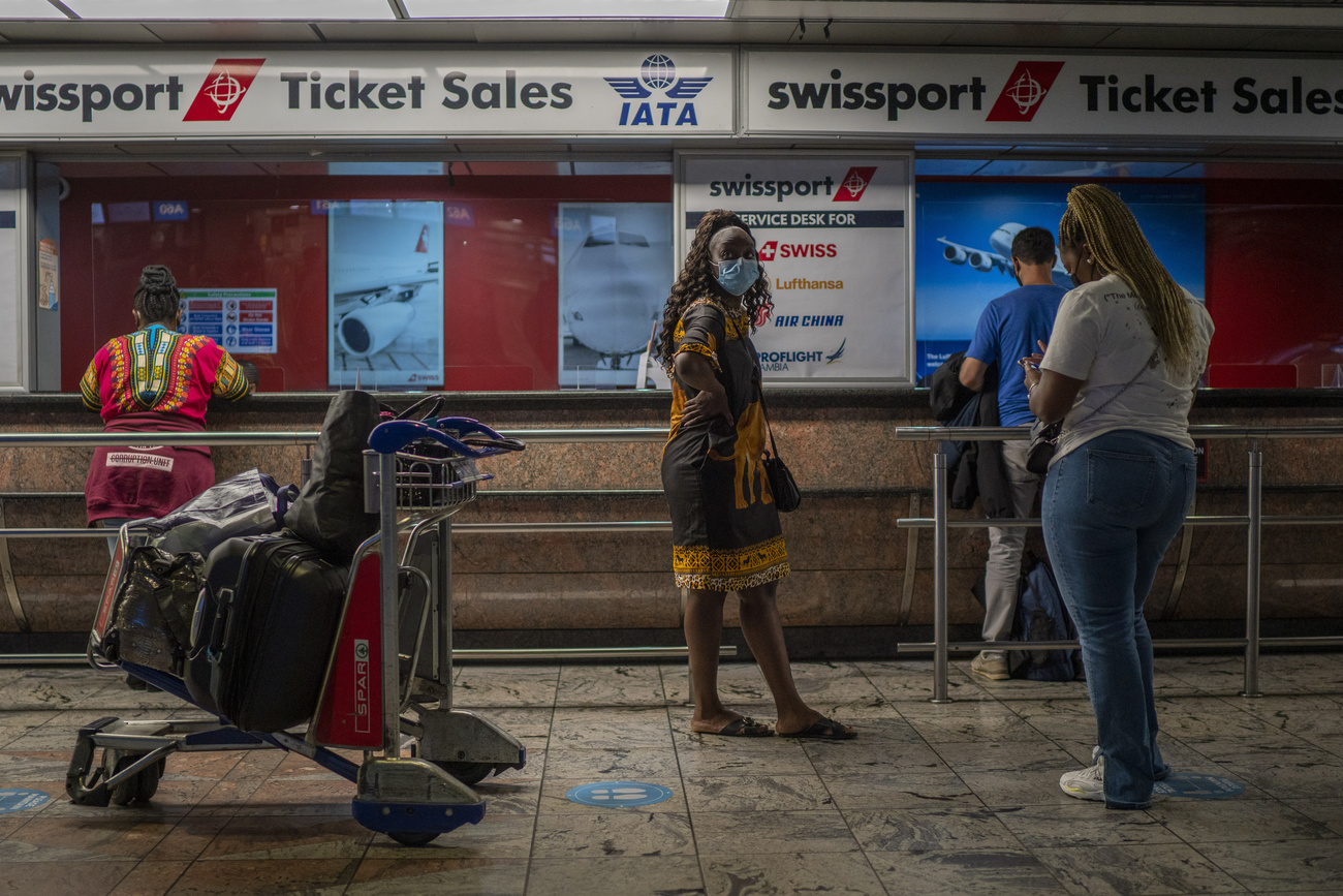 Des passagers attendent au guichet de l aéroport OR Tambo de Johannesburg.