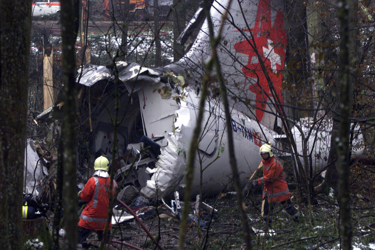 Abgestürztes Flugzeug, Hinterteil als Wrack im Wald