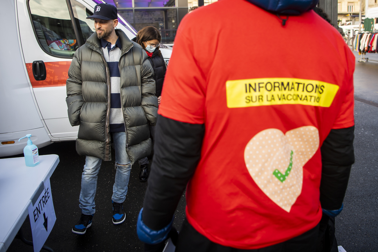persona con maglietta rossa con scritta informazioni sulla vaccinazione