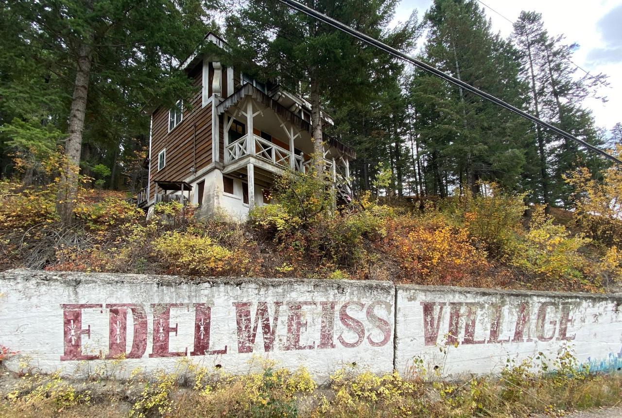 Chalet avec une inscription devant lui.